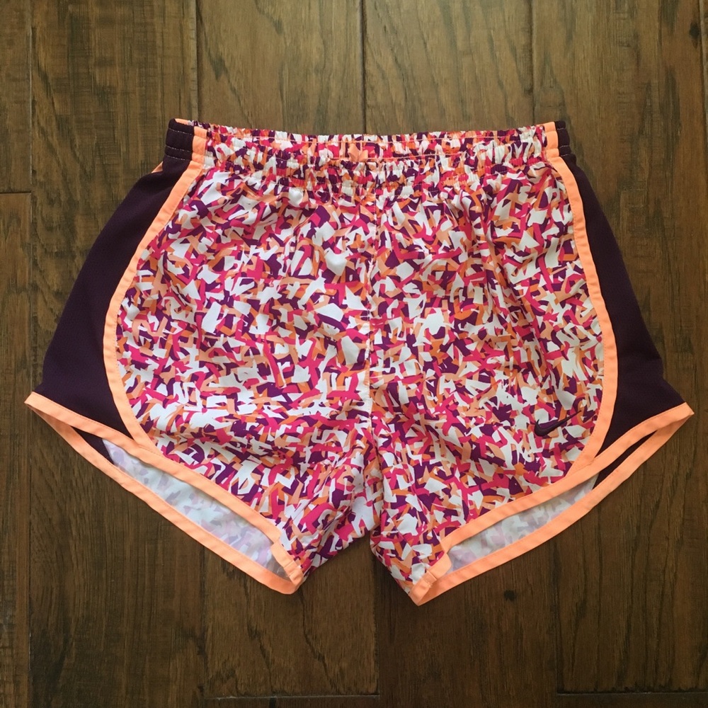 Girl’s Nike Tempo Shorts - Multicolor Pattern - L